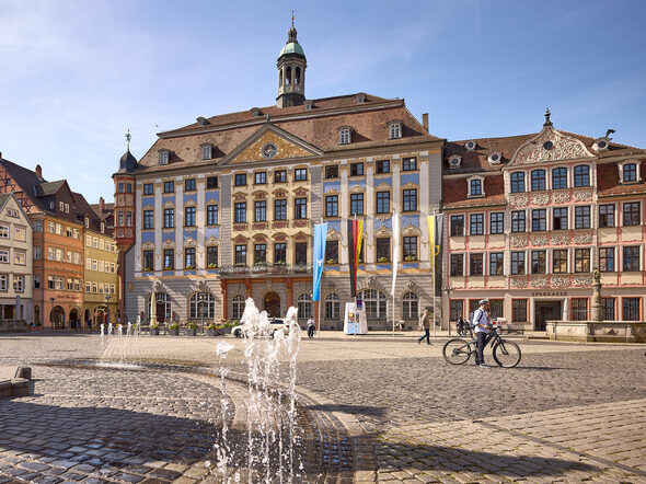 Blick vom Marktplatz der Stadt Coburg in Richtung Rathaus