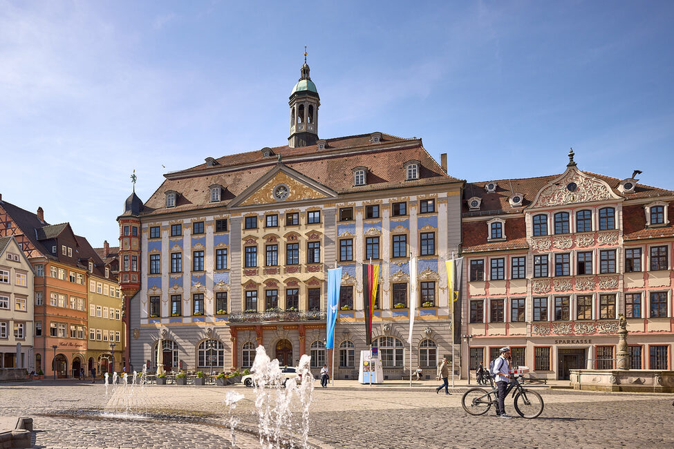 Blick vom Marktplatz der Stadt Coburg in Richtung Rathaus