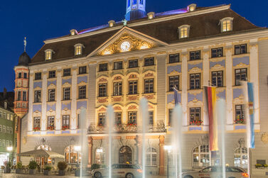Markt mit Rathaus und Fontäne am Abend