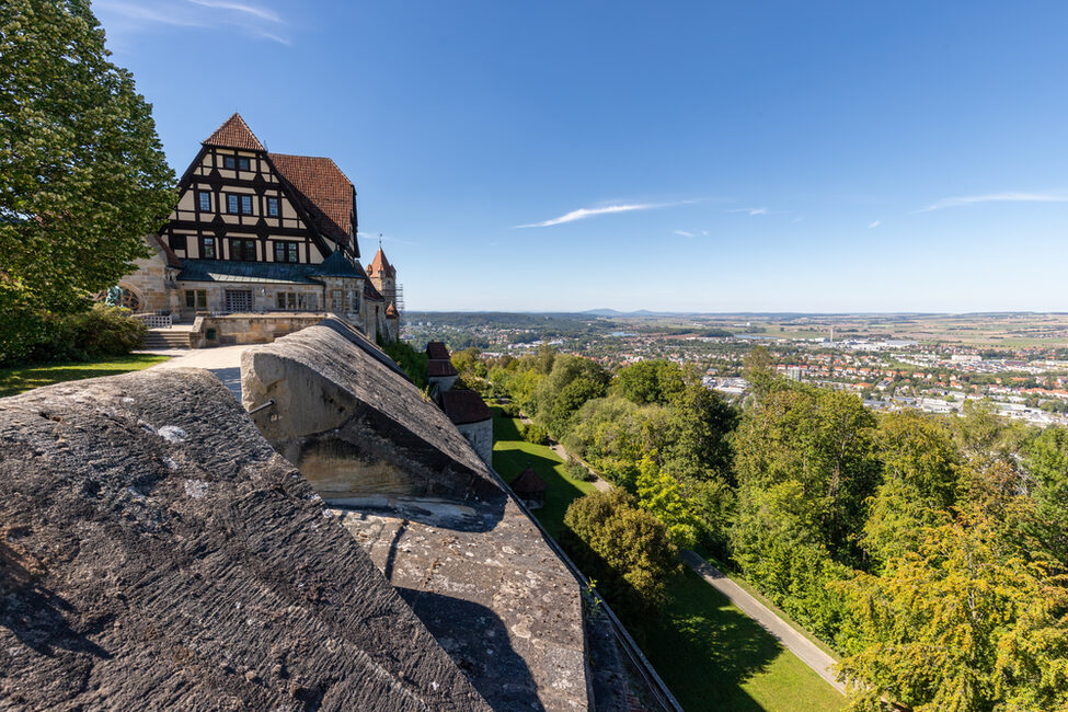 Teil der historischen Burg Veste Coburg und malerischer Blick auf die Stadt Coburg