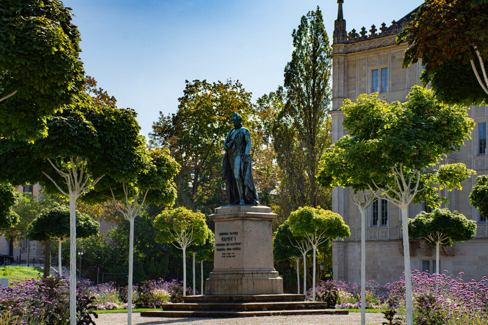 Rondell mit Ernst-Denkmal