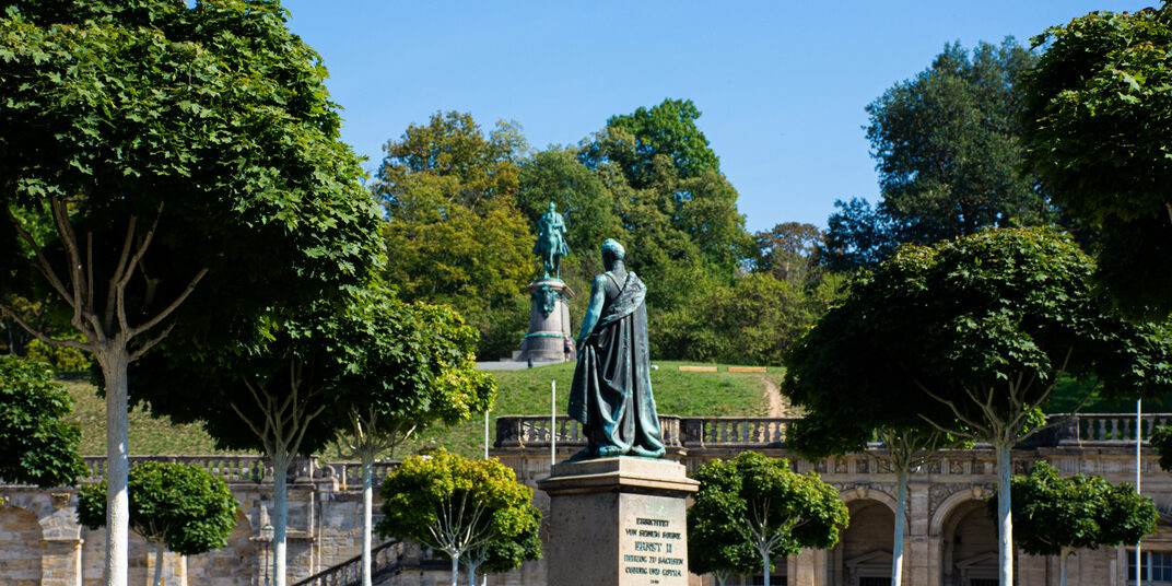 Schlossplatz mit Rondell, Ernst-Denkmal und Reiter-Denkmal