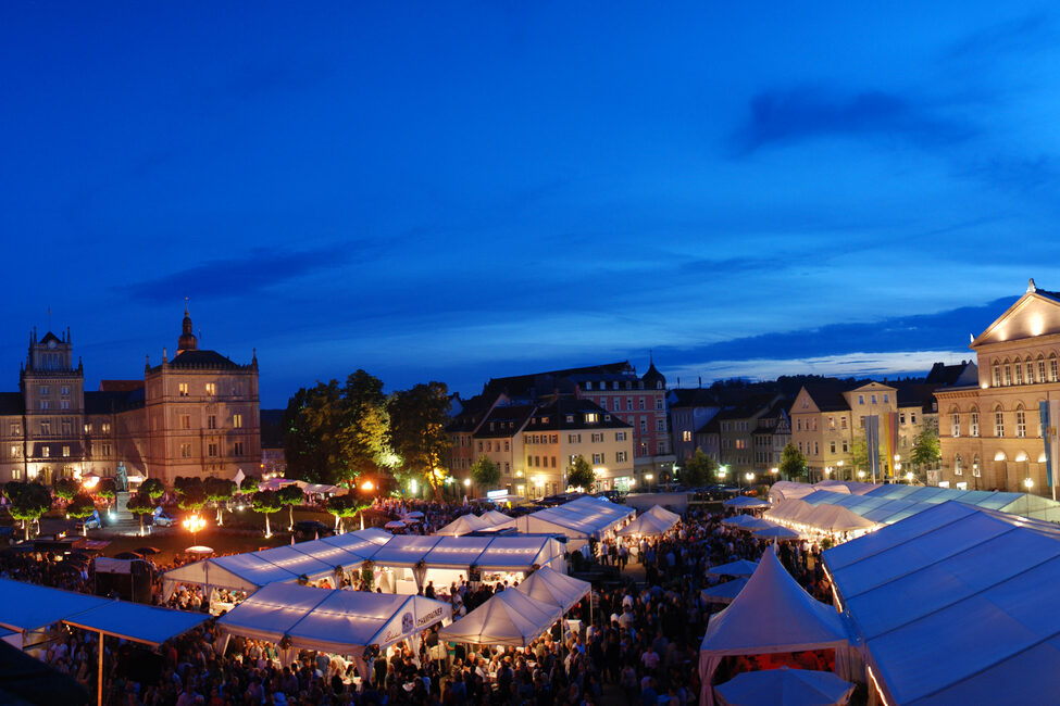 Schlossplatzfest mit Ehrenburg und Landestheater bei Nacht