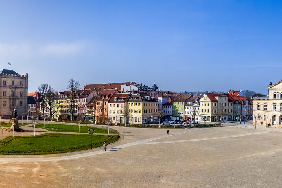 Schlossplatz mit Ehrenburg, Rondell, Theater und IHK