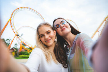 Zwei Jugendliche Mädchen im Freizeitpark