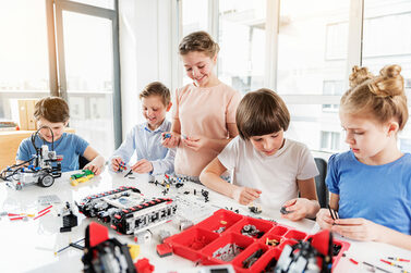 Kinder bauen mit Lego.