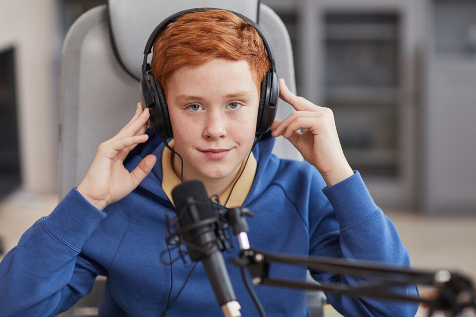 Jugendlicher im Studio eines Radiosenders