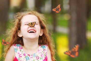 Mädchen mit Schmetterlingen