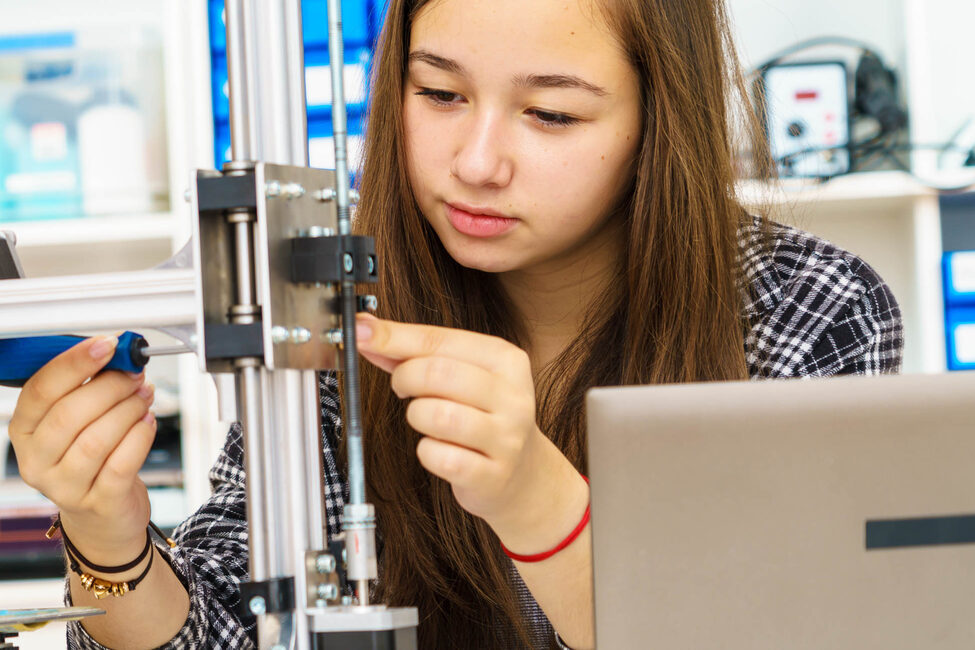 Jugendliche beim Zusammenbau eines 3D-Druckers