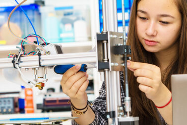 Jugendliche beim Zusammenbau eines 3D-Druckers