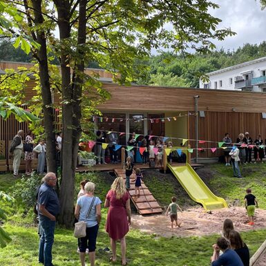 Blick vom großen Garten auf unsere wunderschöne Terrasse an der Einweihungsfeier