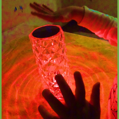 Am Leuchtisch wird sich mit dem Phänomenen Licht und Schatten auseinandergesetzt