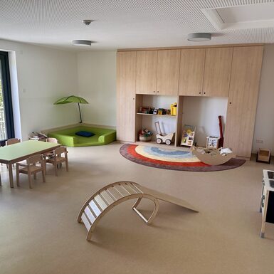 Unser Krippenraum für die Wurzelkinder bietet den Kleinsten einen liebevoll gestalteten, großzügigen Raum, in dem sie sich sicher und geborgen entfalten können.