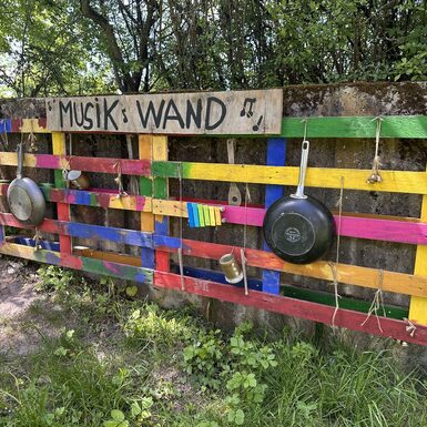 Hier haben die Kinder eine Musikwand gestaltet.