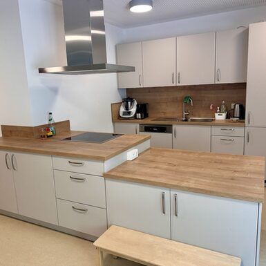 Die Küche ist bei uns ein zentraler Ort im Kindergartenalltag - sie verbindet Ernährung, Gemeinschaft und Bildung auf ganz natürliche Weise. Kinder erleben hier wie frische, leckere Mahlzeiten entstehen und dürfen natürlich auch selbst aktiv werden.