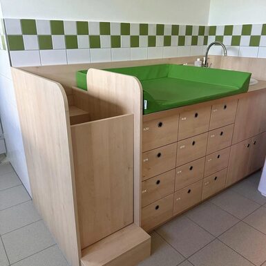 Der Wickelbereich für die Wurzelkinder. (Krippenkinder)