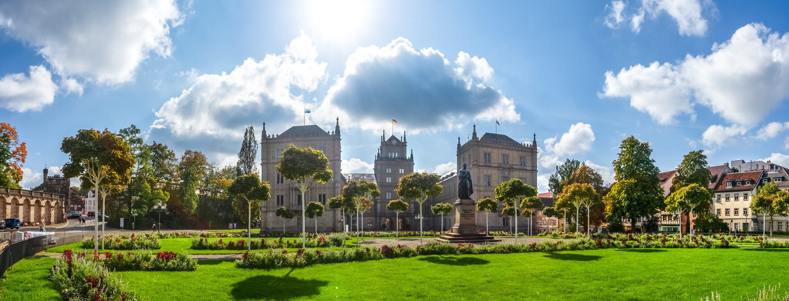 Der Coburger Schlossplatz mit Schloss Ehrenburg und Rondell