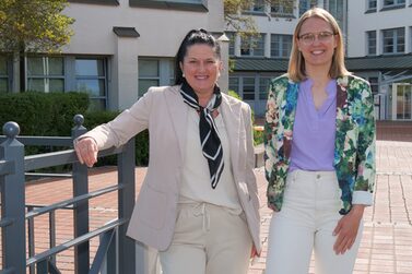 Zwei Damen stehen vor dem Landratsamt Coburg und lächeln in die Kamera