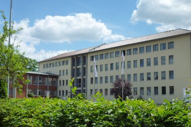 Außenansicht des Gebäudes der Agentur für Arbeit Bamberg-Coburg im Kanonenweg in Coburg