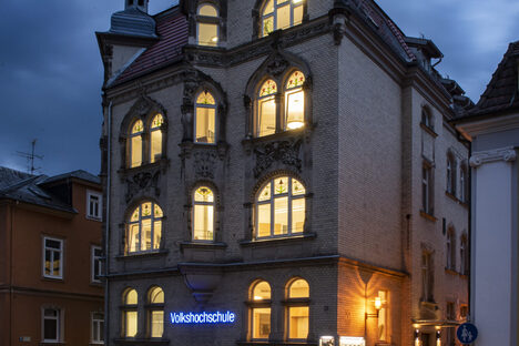 Außenansicht des VHS-Gebäudes in der Löwenstraße