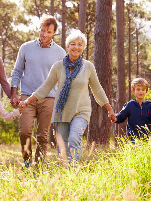 Familie mit Großeltern und Enkelkindern auf Spaziergang