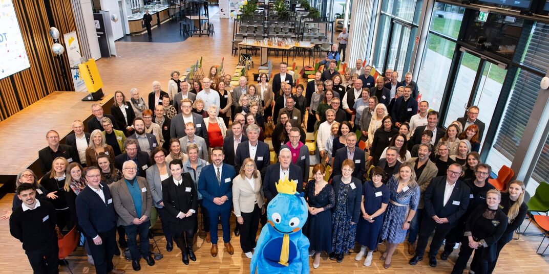 Bündnispartner mit Masskottchen Büni