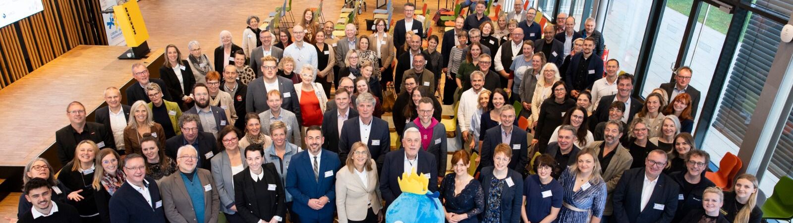 Bündnispartner mit Masskottchen Büni