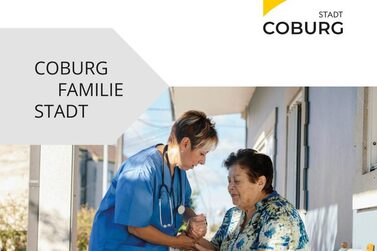 Pflegerin hilft älteren Frau beim Aufstehen.