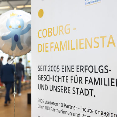Plakat mit Informationen über die Familienstadt