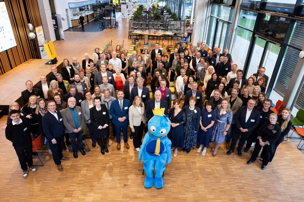 Gruppenbild aller Bündnispartner mit Maskottchen Büni im Vordergrund