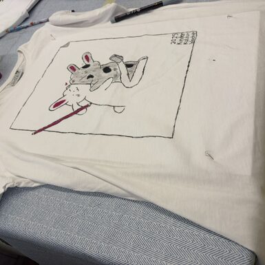 Zeichnung / Bemalung auf einem T-Shirt.