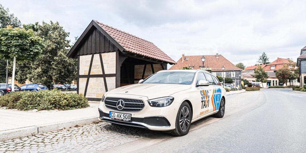 Ein Taxi wartet an der Bushaltestelle Sonnefeld Domäne