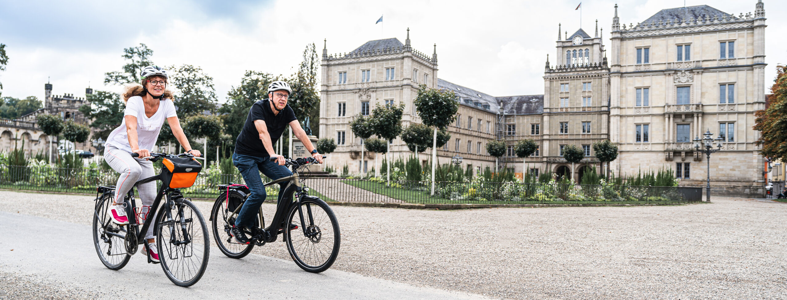 Fahrradfahrer auf dem Coburger Schlossplatz