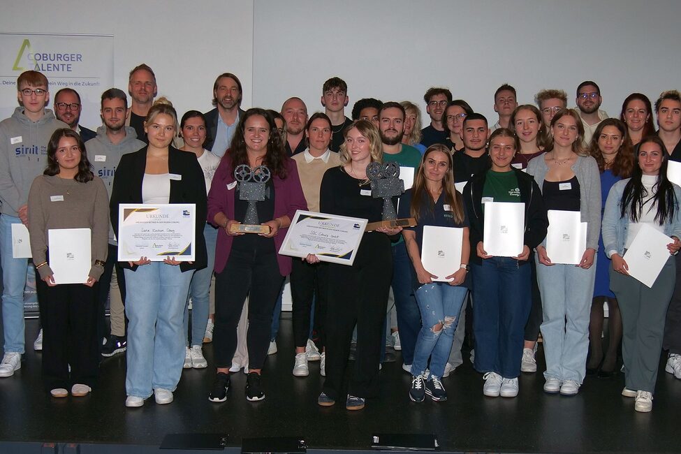 alle Teilnehmerinn und Teilnehmer des Videowettbewerbs bei der Preisverleihung