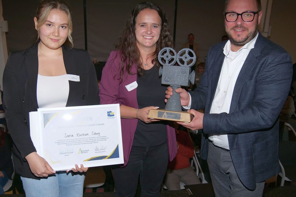 Jenny und Yana von den Sana-Kliniken bei der Preisverleihung mit Landrat Straubel