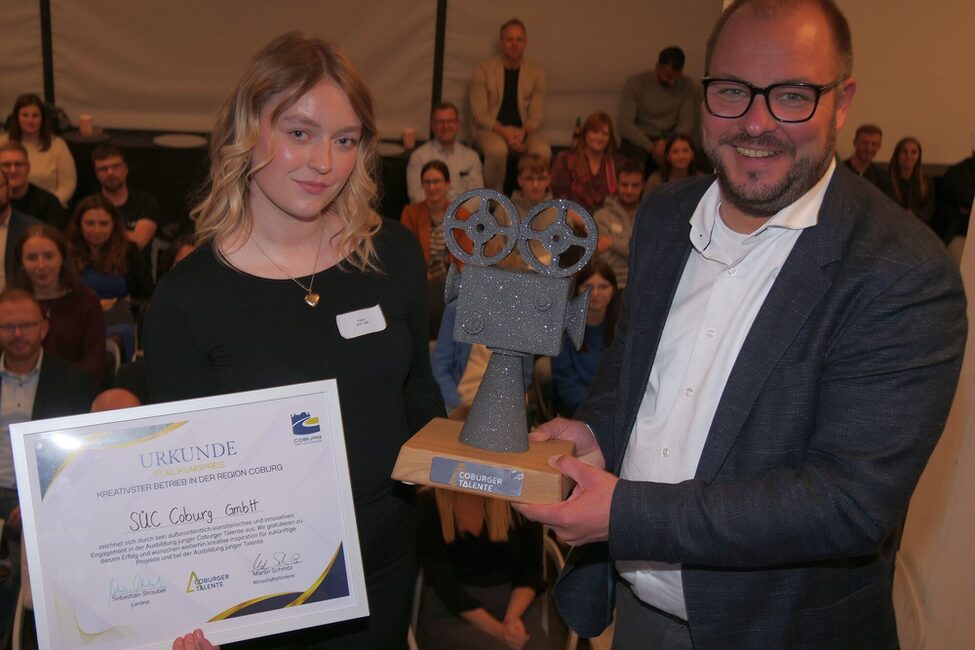 Franzi von der SÜC Coburg bei der Preisverleihung mit Landrat Straubel