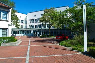 Das Bild zeigt die Aussenansicht mit Eingangsbereich des Landratsamtes Coburg.