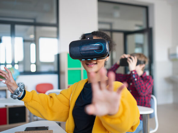 Teenager-Schüler tragen Virtual-Reality-Brillen in der Schule im Informatikunterricht