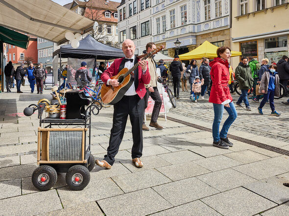 "Monsieur Marcel, der musikalische Kellner"