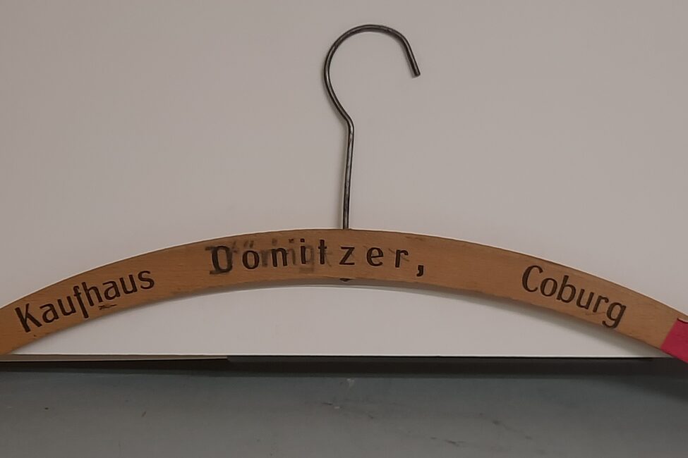 "Arisierte" Kleiderbügel des Kaufhauses Conitzer, Nachfolger Moritz Döring